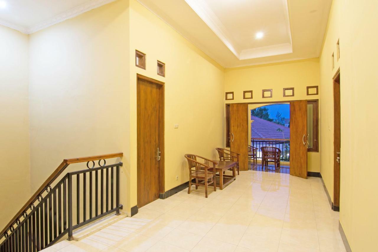 Oyo 931 Dara Dewi Homestay Джокьякарта Экстерьер фото